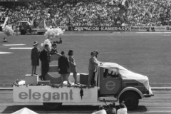 Hungary, Népstadion, Budapest XIV., Színészek-Újságírók Rangadó (SZÚR), a teherautó platóján jobbra Koncz Zsuzsa és Aradszky László., 1969, Chuckyeager tumblr, Budapest, Fortepan #133737