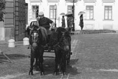 Magyarország, Óbuda, Budapest III., Fő tér, háttérben a Várakozók című szoborcsoport (Varga Imre, 1986.)., 1988, Chuckyeager tumblr, Budapest, Fortepan #133744