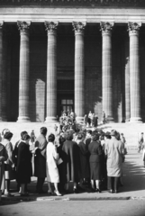 Magyarország, Budapest XIV., Hősök tere, Szépművészeti Múzeum. A Drezdai Képtár 1959. október 24. - 1960. január 20. között tartott vendégkiállításának látogatói., 1960, Chuckyeager tumblr, sorbanállás, Budapest, Fortepan #133762