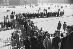 Magyarország, Budapest XIV., Hősök tere a Szépművészeti Múzeum előtt. A Drezdai Képtár 1959. október 24. - 1960. január 20. között tartott vendégkiállításának látogatói., 1960, Chuckyeager tumblr, sorbanállás, Budapest, Fortepan #133764