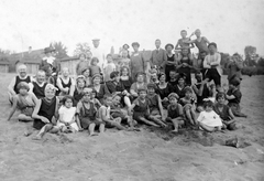 1917, Fortepan, beach, bathing suit, tableau, women, men, bathing, changing cabin, summer, kids, wooden cottage, sand, sitting on the shoulders, Fortepan #13384