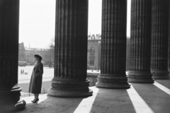 Magyarország, Budapest XIV., Hősök tere, a Szépművészeti Múzeum oszlopcsarnoka. Balra a háttérben az Andrássy út (Népköztársaság útja) torkolata., 1960, Chuckyeager tumblr, Budapest, hölgy, oszlopsor, Fortepan #133852