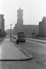 Németország, Berlin, Kelet-Berlin, Rathausstrasse, a Spandauer Strasse kereszteződése után jobbra a Vörös Városháza (Rotes Rathaus)., 1963, Chuckyeager tumblr, NDK, emeletes autóbusz, Kelet-Berlin, Bautzen DO 54, Fortepan #133856