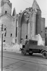 Németország, Berlin, Kelet-Berlin, Petriplatz. A bontás alatt álló Petrikirche a Gertraudenstrasse és az azóta megszűnt Petristrasse sarkától nézve., 1963, Chuckyeager tumblr, teherautó, NDK, épületkár, Kelet-Berlin, csúcsív, Fortepan #133857