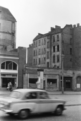 Németország, Berlin, Kelet-Berlin, Schönhauser Allee, balra a 10-11., szemben a 9. számú ház, jobbra a 8. számú ház tűzfala látszik., 1963, Chuckyeager tumblr, NDK, Kelet-Berlin, Műkereskedő, tűzfal, automobil, Fortepan #133859