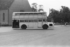 Németország, Berlin, Kelet-Berlin, az Am Tierpark az Alfred-Kowalke-Strasse kereszteződésénél. Balra a lichtenbergi evangélikus templom (Evangelische Paul-Gerhardt-Kirchengemeinde Lichtenberg)., 1963, Chuckyeager tumblr, NDK, emeletes autóbusz, Kelet-Berlin, Bautzen DO 54, Fortepan #133861