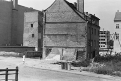 Németország, Berlin, Kelet-Berlin, a Friedrichsgracht a Jungfernbrücke felől, balra a Sperlingsgasse torkolata, jobb szélen a Brüderstrasse 10. hátsó frontja., 1963, Chuckyeager tumblr, NDK, Kelet-Berlin, tűzfal, járókelő, kuka, Fortepan #133865