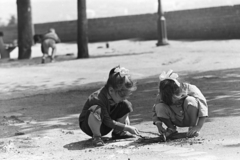 Magyarország, budai Vár, Budapest I., Tóth Árpád sétány., 1963, Chuckyeager tumblr, kislány, Budapest, guggolás, Fortepan #133898