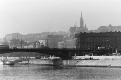 Magyarország, Budapest II., a Margit híd budai hídfője a Margit-szigetről nézve, a háttérben fenn a Mátyás-templom, 1966, Chuckyeager tumblr, templom, híd, villamos, Duna, Budapest, Fortepan #133923