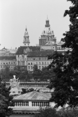 Magyarország, Budapest V.,Budapest I., kilátás a Budai Ifjúsági Park feletti sétányról a Dunakorzóra. Mögötte az Apáczai Csere János utca, hátrább a Dorottya utca házai, háttérben a Szent István Bazilika. Előtérben a Várkert Bazár egyik szoborral díszített (az egykori színpadot befogadó) épületének a tetőzete., 1966, Chuckyeager tumblr, Bazilika, Budapest, Fortepan #133926