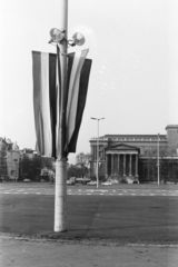 Magyarország, Budapest XIV., Hősök tere, jobbra a Szépművészeti Múzeum., 1972, Chuckyeager tumblr, zászló, Budapest, Fortepan #133929