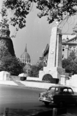 Magyarország, Budapest V., Szabadság tér, szovjet hősi emlékmű, háttérben a Parlament kupolája., 1965, Chuckyeager tumblr, Budapest, Fortepan #133942