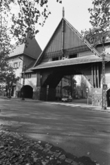 Magyarország, Budapest XIX., Wekerletelep, Kós Károly (Petőfi) tér Zrumeczky-kapu a Hungária út felé nézve., 1978, Chuckyeager tumblr, Budapest, Fortepan #134031