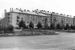 Magyarország, Dunaújváros, (Sztálinváros), Vasmű (Sztálin) út a Gagarin (Iskola) tér környékén., 1960, Chuckyeager tumblr, park, bérház, Fortepan #134062