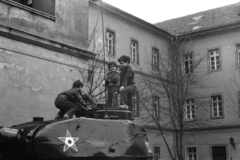 Hungary, Budapest I., a Hadtörténeti Múzeum udvara, T-34/85 harckocsi., 1975, Chuckyeager tumblr, tank, kids, untitled, Budapest, Fortepan #134074