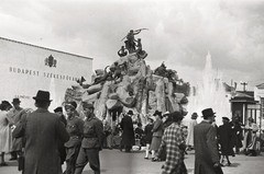 Magyarország, Városliget,Budapesti Nemzetközi Vásár, Budapest XIV., Sió tündér regéje szoborcsoport és szökőkút Mátray Lajos György szobrászművész alkotása (1896). Balra a Budapest Székesfőváros Gázművei pavilonja., 1941, Chuckyeager tumblr, nemzetközi vásár, Budapest, Fortepan #134154