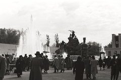 Magyarország, Városliget,Budapesti Nemzetközi Vásár, Budapest XIV., a Sió tündér regéje szoborcsoport és szökőkút előtt a Szent Lukács gyógyfürdő kristály-forrás vízének reklám csatosüvege., 1941, Chuckyeager tumblr, horogkereszt, nemzetközi vásár, Budapest, Fortepan #134157