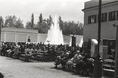 Magyarország, Városliget,Budapesti Nemzetközi Vásár, Budapest XIV., a Sió tündér regéje szoborcsoport és szökőkút mellett a Szent Lukács gyógyfürdő kristály-forrás vízének reklám csatosüvegei., 1941, Chuckyeager tumblr, nemzetközi vásár, Budapest, Fortepan #134158