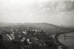 Magyarország, Budapest I., kilátás a Gellérthegyről a Királyi Palota (később Budavári Palota) és a Széchenyi Lánchíd felé., 1939, Chuckyeager tumblr, folyó, Duna, Budapest, Duna-híd, Fortepan #134163