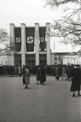 Magyarország, Városliget,Budapesti Nemzetközi Vásár, Budapest XIV., Németország pavilonja., 1941, Chuckyeager tumblr, zászló, horogkereszt, nemzetközi vásár, Budapest, Fortepan #134168