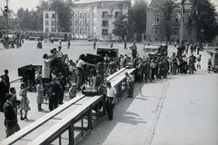 Magyarország, Budapest XIV., Hősök tere a Szépművészeti Múzeum előtt. A felvétel az 1949. augusztus 14-től 28-ig tartott II. VIT (Világifjúsági Találkozó) résztvevőivel készitett film forgatásán készült., 1949, Chuckyeager tumblr, Budapest, Világifjúsági és Diáktalálkozó, filmkamera, fahrtkocsi, fahrt-sín, stáb, Fortepan #134268