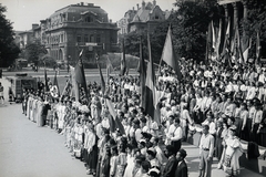 Magyarország, Budapest XIV., Hősök tere a Szépművészeti Múzeum előtt. A felvétel az 1949. augusztus 14-től 28-ig tartott II. VIT (Világifjúsági Találkozó) résztvevőivel készitett film forgatásán készült., 1949, Chuckyeager tumblr, Budapest, Világifjúsági és Diáktalálkozó, fiatalság, népviselet, zászló, Fortepan #134269