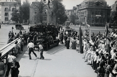 Magyarország, Budapest XIV., Hősök tere a Szépművészeti Múzeum előtt. A felvétel az 1949. augusztus 14-től 28-ig tartott II. VIT (Világifjúsági Találkozó) résztvevőivel készitett film forgatásán készült., 1949, Chuckyeager tumblr, tűzoltó létra, Budapest, fahrt-sín, Világifjúsági és Diáktalálkozó, fotóállvány, Fortepan #134270