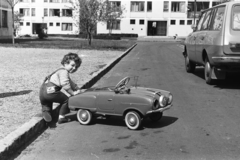 Hungary, Budapest XVIII., Lakatos úti lakótelep, szemben a Kézműves (Keszőce Endre) utca 4., 1973, Chuckyeager tumblr, Wartburg-brand, pedal car, Budapest, Fortepan #134276