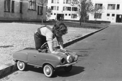 Hungary, Budapest XVIII., Lakatos úti lakótelep, szemben a Kézműves (Keszőce Endre) utca 4., 1973, Chuckyeager tumblr, pedal car, Budapest, Fortepan #134277