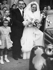 Hungary, Budapest IV., Szent István tér. A felvétel az Egek Királynéja templom előtt készült., 1948, Péter Gábor, wedding ceremony, bouquet, Budapest, entering the car, Fortepan #13428