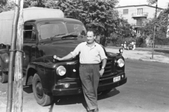 Hungary, Budapest XIV., Városligeti körút, háttérben az Ajtósi Dürer sor 25. A Magyarországi Izraeliták Országos Irodája (MIOI) Bedford J-Type teherautója., 1959, Chuckyeager tumblr, Budapest, Bedford-brand, Fortepan #134294