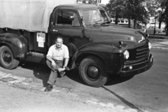 Hungary, Budapest XIV., Városligeti körút, háttérben az Ajtósi Dürer sor. A Magyarországi Izraeliták Országos Irodája (MIOI) Bedford J-Type teherautója., 1959, Chuckyeager tumblr, Budapest, Bedford-brand, sitting on a car, Fortepan #134296