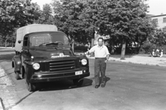 Hungary, Budapest XIV., Városligeti körút, háttérben az Ajtósi Dürer sor 25. A Magyarországi Izraeliták Országos Irodája (MIOI) Bedford J-Type teherautója., 1959, Chuckyeager tumblr, Budapest, Bedford-brand, Fortepan #134298