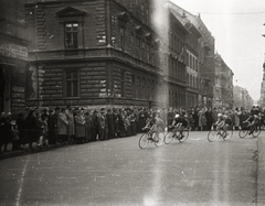 Magyarország, Budapest VI.,Budapest VII., Vörösmarty utca a Jósika utcai kereszteződésnél a Király (Majakovszkij) utca és távolabb a Hunyadi tér fái felé nézve. Háztömbkörüli kerékpárverseny., 1948, Chuckyeager tumblr, Budapest, kerékpárverseny, országúti kerékpár, közönség, Fortepan #134303