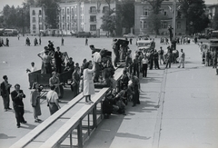 Magyarország, Budapest XIV., Hősök tere a Szépművészeti Múzeum előtt. A felvétel az 1949. augusztus 14-től 28-ig tartott II. VIT (Világifjúsági Találkozó) résztvevőivel készitett film forgatásán készült., 1949, Chuckyeager tumblr, Budapest, fahrt-sín, Világifjúsági és Diáktalálkozó, Fortepan #134334