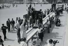 Magyarország, Budapest XIV., Hősök tere a Szépművészeti Múzeum előtt. A felvétel az 1949. augusztus 14-től 28-ig tartott II. VIT (Világifjúsági Találkozó) résztvevőivel készitett film forgatásán készült., 1949, Chuckyeager tumblr, filmkamera, tévékamera, Budapest, fahrt-sín, Világifjúsági és Diáktalálkozó, Fortepan #134335