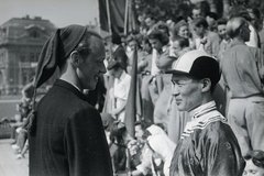 Magyarország, Budapest XIV., Hősök tere a Szépművészeti Múzeum előtt. A felvétel az 1949. augusztus 14-től 28-ig tartott II. VIT (Világifjúsági Találkozó) résztvevőivel készitett film forgatásán készült., 1949, Chuckyeager tumblr, arc profil, Budapest, Világifjúsági és Diáktalálkozó, Multikulturalizmus, Fortepan #134341