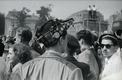 Magyarország, Budapest XIV., Hősök tere a Szépművészeti Múzeum előtt. A felvétel az 1949. augusztus 14-től 28-ig tartott II. VIT (Világifjúsági Találkozó) résztvevőivel készitett film forgatásán készült., 1949, Chuckyeager tumblr, jelvény, Budapest, Világifjúsági és Diáktalálkozó, Fortepan #134344