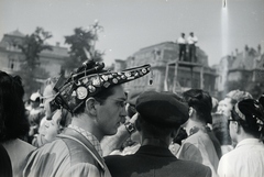 Magyarország, Budapest XIV., Hősök tere a Szépművészeti Múzeum előtt. A felvétel az 1949. augusztus 14-től 28-ig tartott II. VIT (Világifjúsági Találkozó) résztvevőivel készitett film forgatásán készült., 1949, Chuckyeager tumblr, jelvény, arc profil, Budapest, Világifjúsági és Diáktalálkozó, Fortepan #134345