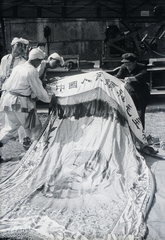 Magyarország, Budapest XIV., Hősök tere a Szépművészeti Múzeum előtt. A felvétel az 1949. augusztus 14-től 28-ig tartott II. VIT (Világifjúsági Találkozó) résztvevőivel készitett film forgatásán készült., 1949, Chuckyeager tumblr, Budapest, Mao Ce Tung-ábrázolás, Világifjúsági és Diáktalálkozó, Fortepan #134353