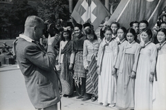 Magyarország, Budapest XIV., Hősök tere a Szépművészeti Múzeum előtt. A felvétel az 1949. augusztus 14-től 28-ig tartott II. VIT (Világifjúsági Találkozó) résztvevőivel készitett film forgatásán készült., 1949, Chuckyeager tumblr, filmoperatőr, Budapest, Világifjúsági és Diáktalálkozó, Multikulturalizmus, koreai népviselet, Fortepan #134357