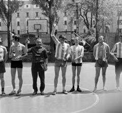 Magyarország, Budapest XI., Bercsényi utca 28-30., a BME Rózsa Ferenc Kollégiumának sportpályája, háttérben az egykori Lágymányosi Dohánygyár épülete., 1972, Bercsényi Kollégium Fotókör, Budapest, jelentkezés, Fortepan #134407