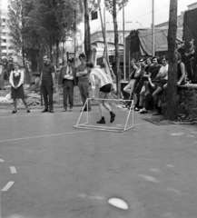 Magyarország, Budapest XI., Bercsényi utca 28-30., a BME Rózsa Ferenc Kollégiumának sportpályája, háttérben a Karinthy Frigyes út házai, 1972, Bercsényi Kollégium Fotókör, Budapest, Fortepan #134410