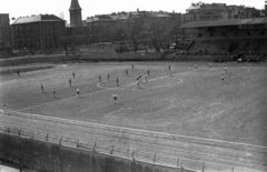 Magyarország, Budapest XI., Kőrösy József utca, BEAC sportpálya a BME Bercsényi utcai kollégiumából nézve. Balra az Október huszonharmadika (Schönherz Zoltán) utca, Kelenföldi református templom., 1972, Bercsényi Kollégium Fotókör, futballpálya, Budapest, Fortepan #134429