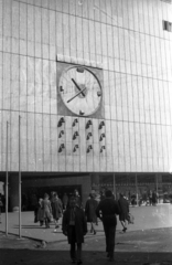 Szlovákia, Pozsony, Kő tér (Kamenné Námestie), harangjáték a Prior Áruház homlokzatán. A felvétel a Duna utca (Dunajská ulica) felől készült., 1971, Bercsényi Kollégium Fotókör, Csehszlovákia, óra, bevásárlóközpont, harangjáték, köztéri óra, Fortepan #134441