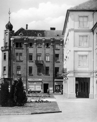 Magyarország, Szombathely, Savaria tér a Király (Bajcsy-Zsilinszky) utca felé nézve., 1953, Nagy József, épület, bolt, fenyőfa, Csemege vállalat, Fortepan #13452