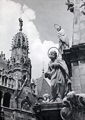 Magyarország, budai Vár, Budapest I., Szentháromság tér, Szentháromság-szobor, mögötte a Pénzügyminisztérium., 1934, Friss Ildikó, középület, neogótika, Budapest, Fellner Sándor-terv, Fortepan #134534