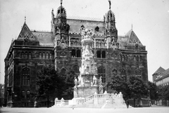 Magyarország, budai Vár, Budapest I., Szentháromság tér, Szentháromság-szobor, mögötte a Pénzügyminisztérium., 1934, Friss Ildikó, középület, neogótika, szentháromság szobor, Budapest, Fellner Sándor-terv, Fortepan #134536