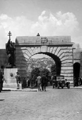 Magyarország, budai Vár, Budapest I., Bécsi kapu tér, Bécsi kapu, balra Budavár visszavételének emlékműve (Ohmann Béla, 1936.)., 1936, Friss Ildikó, Budapest, Fortepan #134550