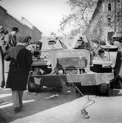 Magyarország, Budapest VIII., József körút, háttérben a József utca sarkán álló ház látszik. Kiégett szovjet BTR-152 páncélozott lövészszállító jármű., 1956, Nagy József, forradalom, járókelő, utcakép, járműroncs, kíváncsiság, épületkár, BTR 152, Budapest, Fortepan #13456